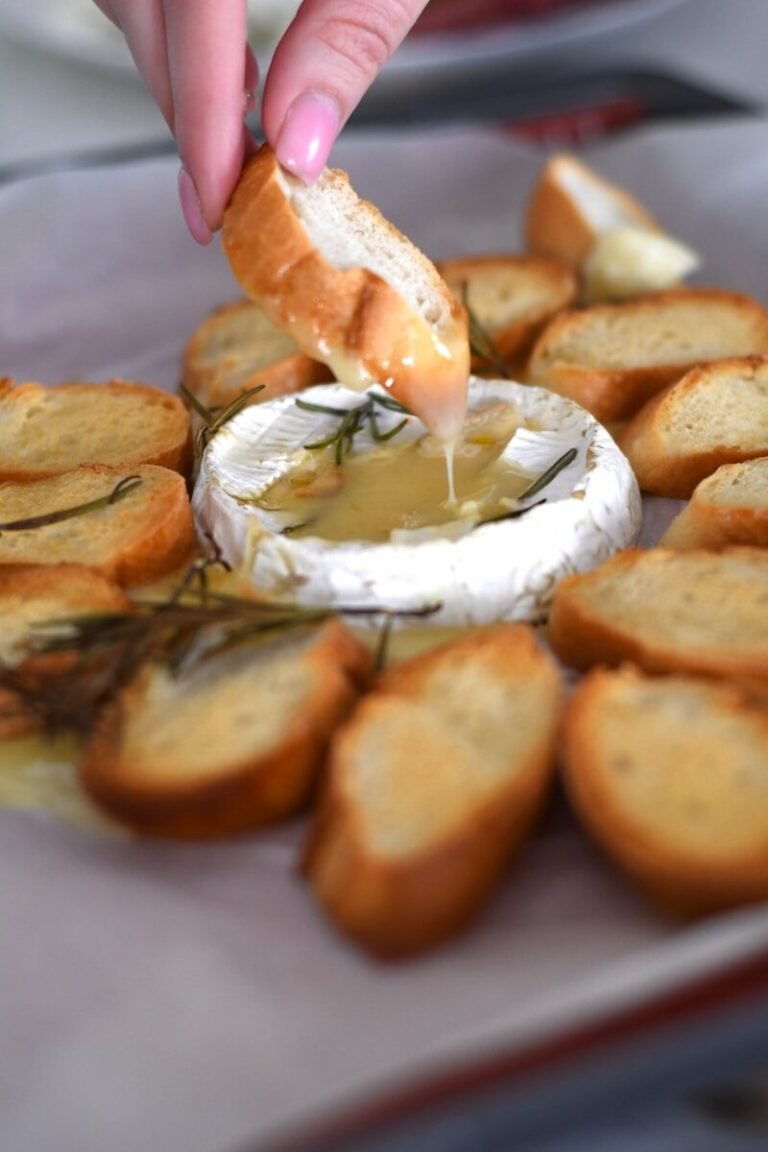 Queso Camembert fundido con miel y romero acompañado de tostadas